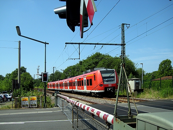 Bahnbergang Kelsweiler IMG_5096 Regionalzug home