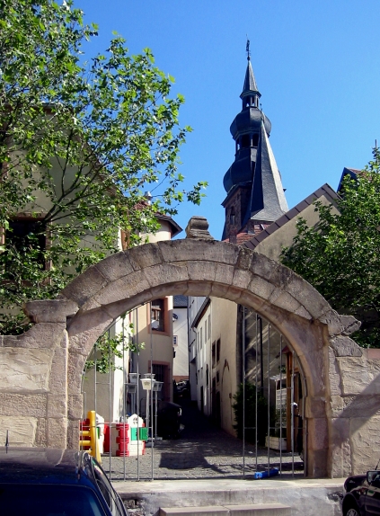 149-5000 home sandsteinbogen am rathaus mit blick durchs gsschen auf die basilika