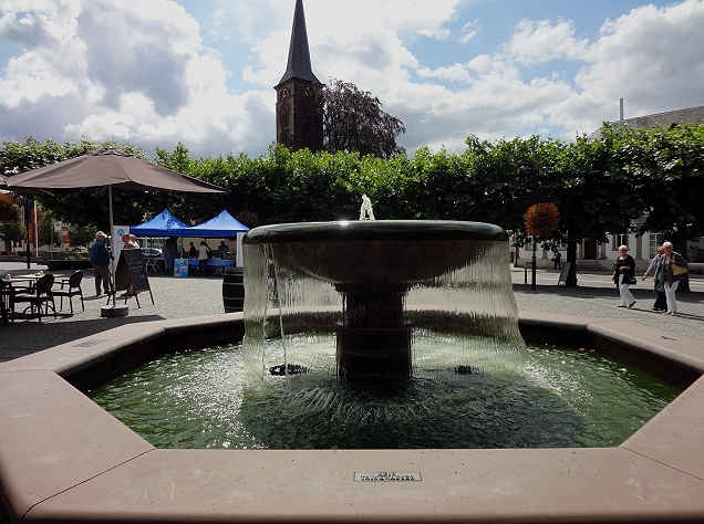 DSC00544 home schlossbrunnen mit ev. Stadtkirche