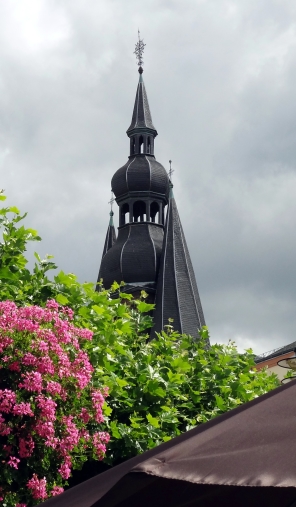 DSC00550a web home turm der basilika aus der Mott-Sicht