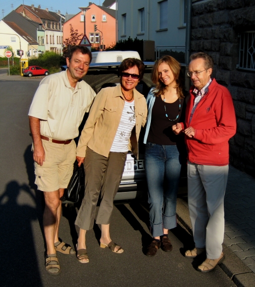 IMG_0109 gruppenbild vor dem haus im kapellenweg