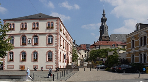 P1080523 web home rathaus mit basilika vom brgersteig der wendelinusstrae