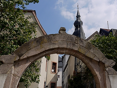 P1080533 web home stadtmauerbogen mit basilikaturm