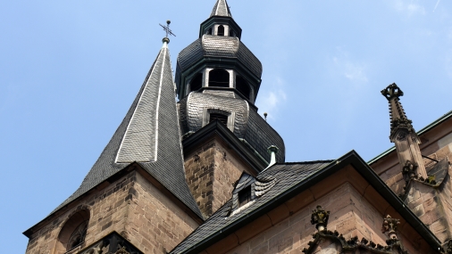 P1080641 Basilika Turm Gebilde von unten wuchtig