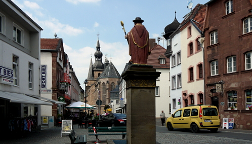 P1080656 web home oberstadt mit wendelinusbrunnen und basilika