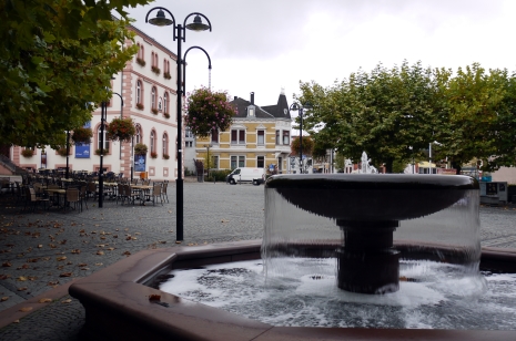 P1100604 schlossplatz mit brunnen herbst 2010