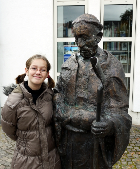 P1100607 home chiara mit wendelin bronzefigur mott