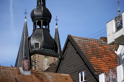 P1110998 web home basilika turm aus der ecke magdalenenkapelle