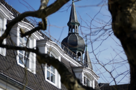 P1120080 web home basilika Turm vom Schlossplatz aus tele