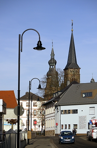 P1140050 web home blick von der schillerstrae auf  die Trme Basilika und ev. kirche