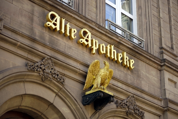 P1140075 web home alte apotheke ausschnitt mit goldenem adler fr schlossstrae