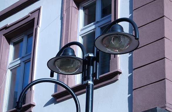 P1140077 web home detail laterne fassade schlossstrae