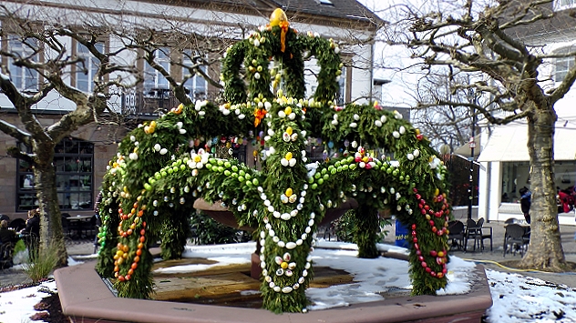 S1110013 home osterkrone auf dem schlossbrunnen 3-2013