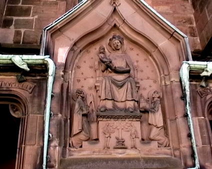 Sandsteinrelief ber dem nrdlichen Seiteneingang der Basilika