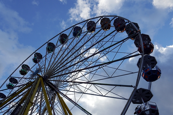 kirmes riesenrad teilansicht gege himmel fr home P1100905