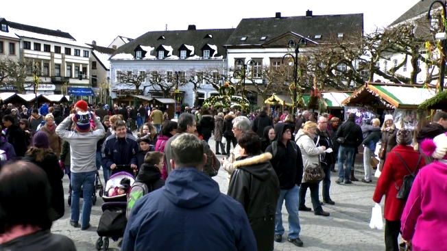 ostermarkt schlossplatz mit besuchern home