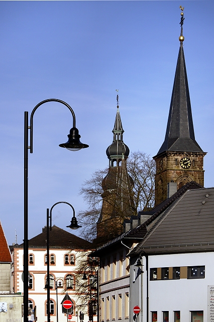 schillerstrae mit blick auf die beiden trme der kirchen P1140051