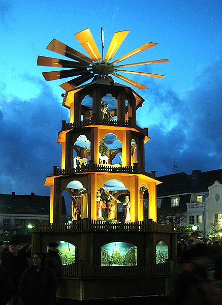 weihnachtsmarkt pyramide bei nacht beleuchtet home IMG_4988 bearbeitet