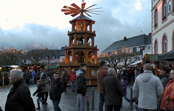 weihnachtsmarkt totale mit der pyramide S1090001